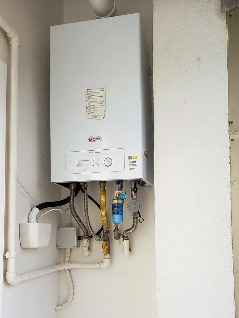 Aggiornamento impianto elettrico, collegamento elettrico nuova caldaia a condensazione, termostato ambiente, pompa condensa.