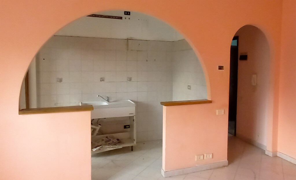 Aggiornamento impianto elettrico, sostituzione frutti e placche elettriche vecchie. Appartamento vecchio.