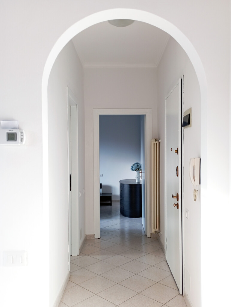 Aggiornamento impianto elettrico, sostituzione frutti e placche elettriche, appartamento rinnovato. Citofono, lampadari, termostato, prese, interruttori, frutti e placche.