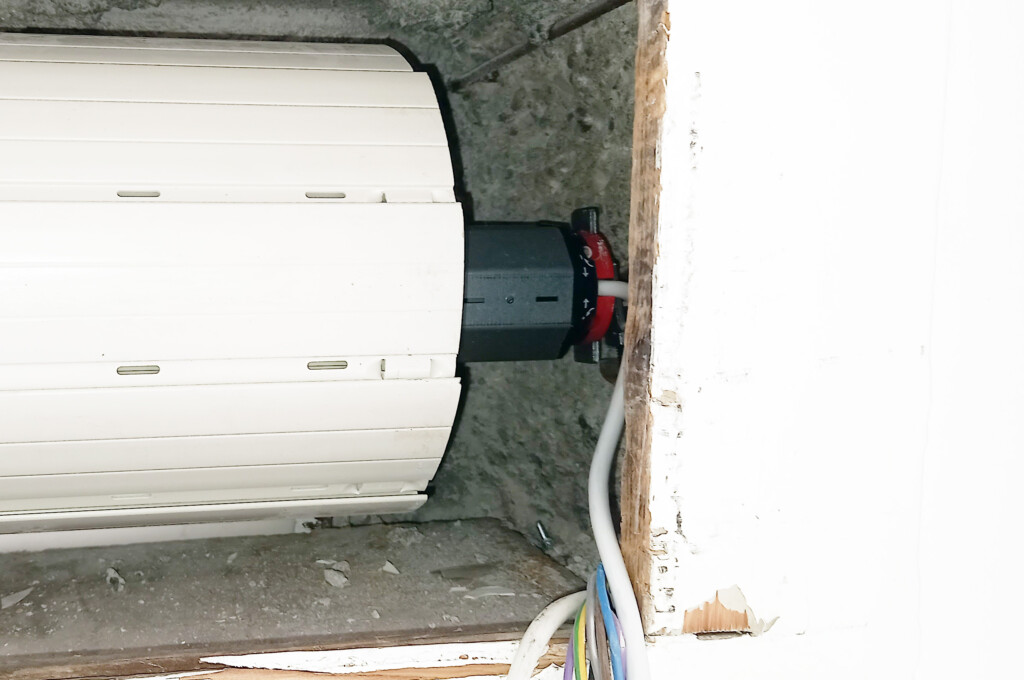 Collegamento motore tapparella elettrica, regolazione finecorsa. Collegamento elettrico dei motori delle tapparelle. Finecorsa apertura e chiusura tapparelle.