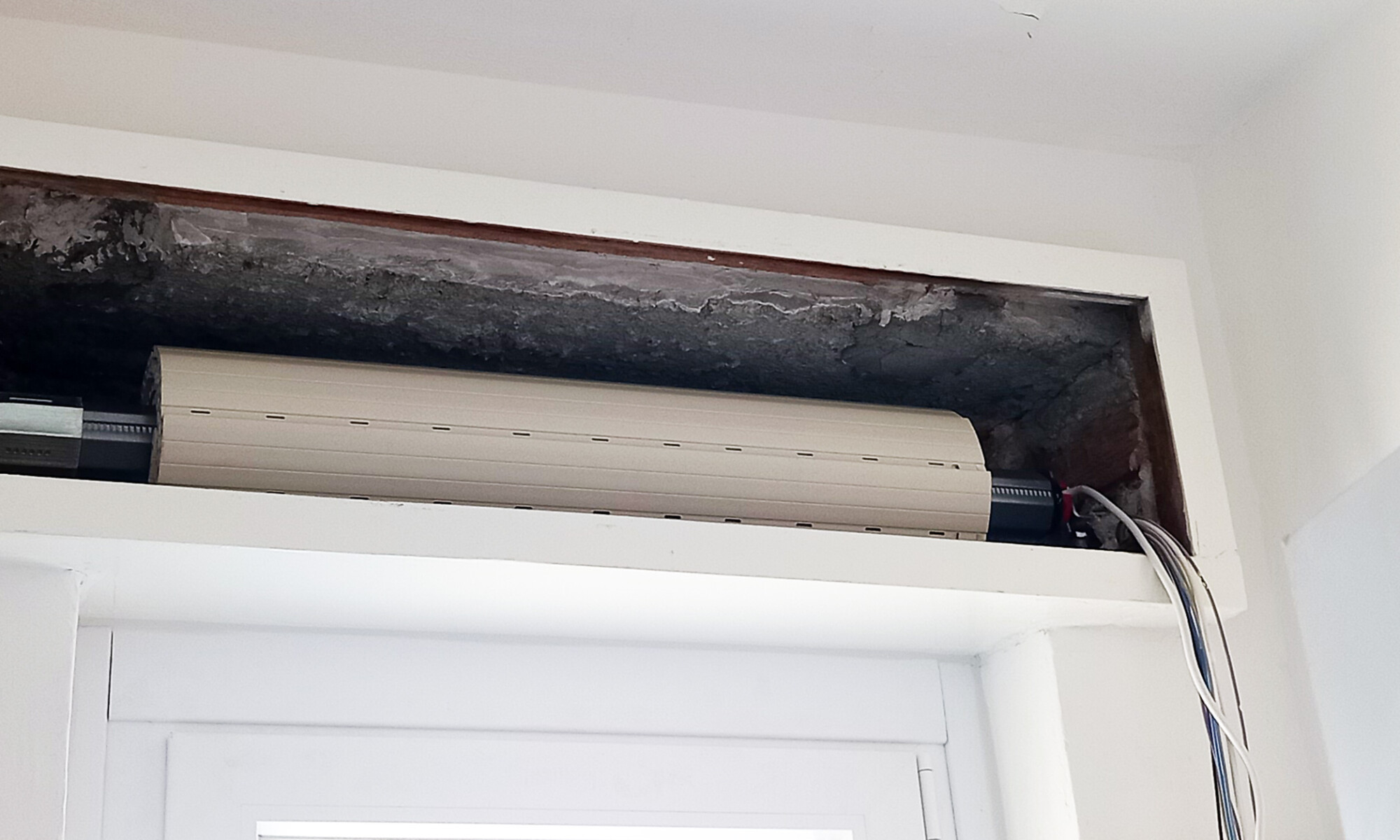 Collegamento motore tapparella elettrica, tapparella avvolgibile. Collegamento elettrico dei motori delle tapparelle. Intervento eletttricista.