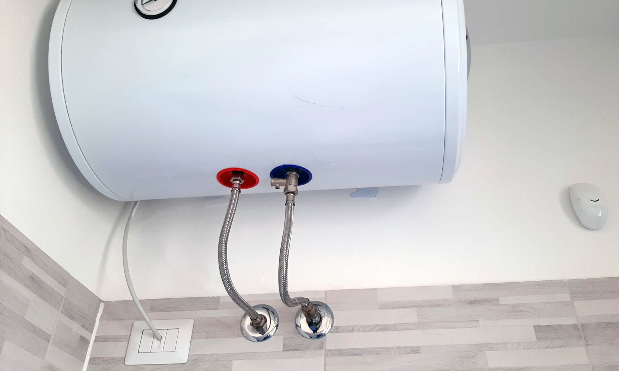 Control Casa si occupa dell’installazione e del collegamento elettrico di elettrodomestici e apparecchi fissi, garantendo interventi sicuri e a norma di legge. Collegamento elettrico di elettrodomestici in provincia di Varese. Collegamento tapparelle elettriche nei comuni di Cairate, Gallarate, Tradate, Busto Arsizio, Cassano Magnago, Fagnano Olona, Locate Varesino e paesi vicini. Eseguiamo il collegamento di forni, piani a induzione, caldaie e boiler elettrici, verificando sempre la corretta protezione del circuito e la sezione dei cavi.