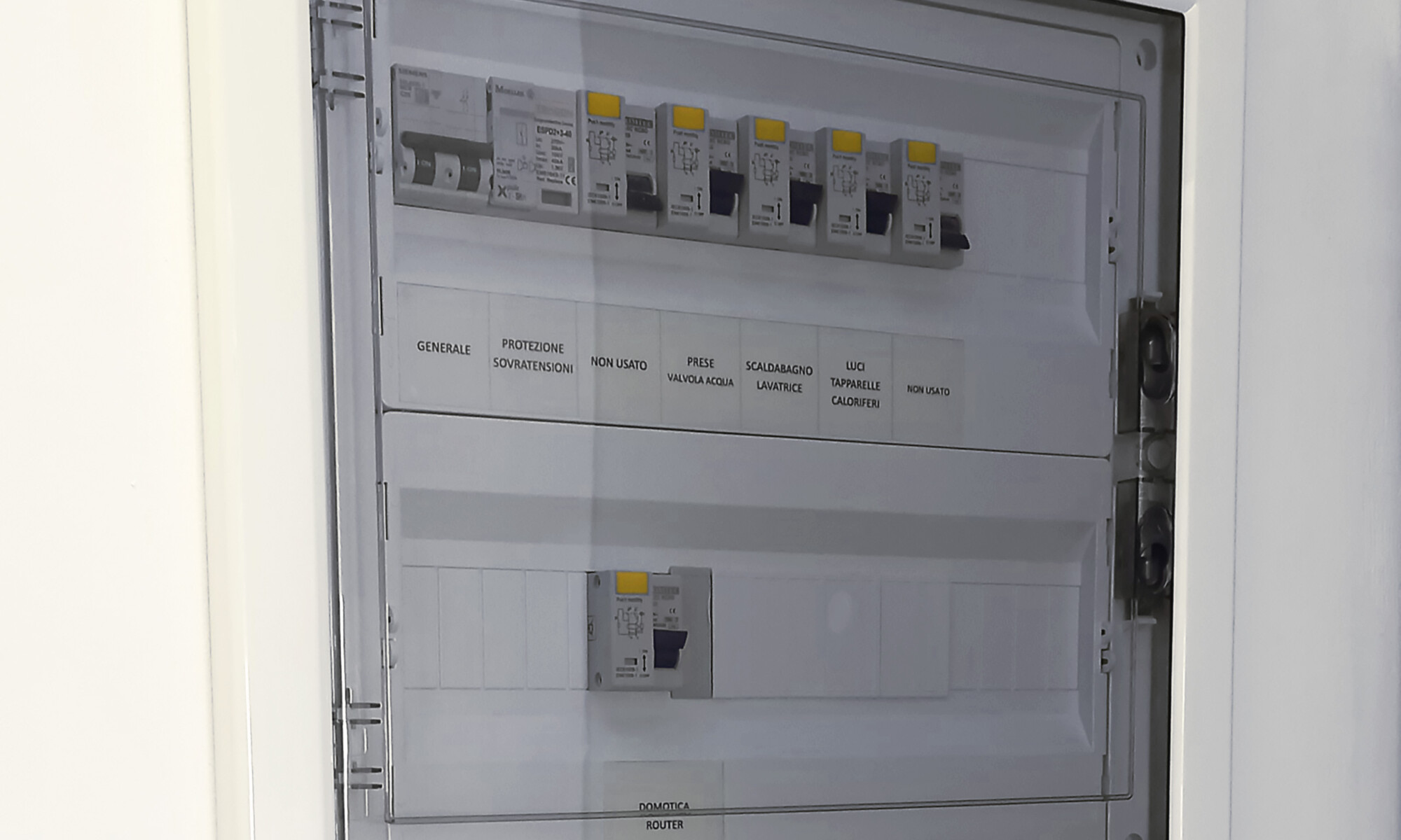 Control casa impianto elettrico domotico provincia Varese, quadro elettrico appartamento, Sistema domotico. ontrolli lo stato di porte, finestre e cancelli e ricevi notifiche in caso di allarme o movimento. Il sistema gestisce l’apertura e la chiusura di porte blindate, portoni e cancelli. Controlla anche tapparelle, tende, riscaldamento e climatizzazione, con programmazione automatica.