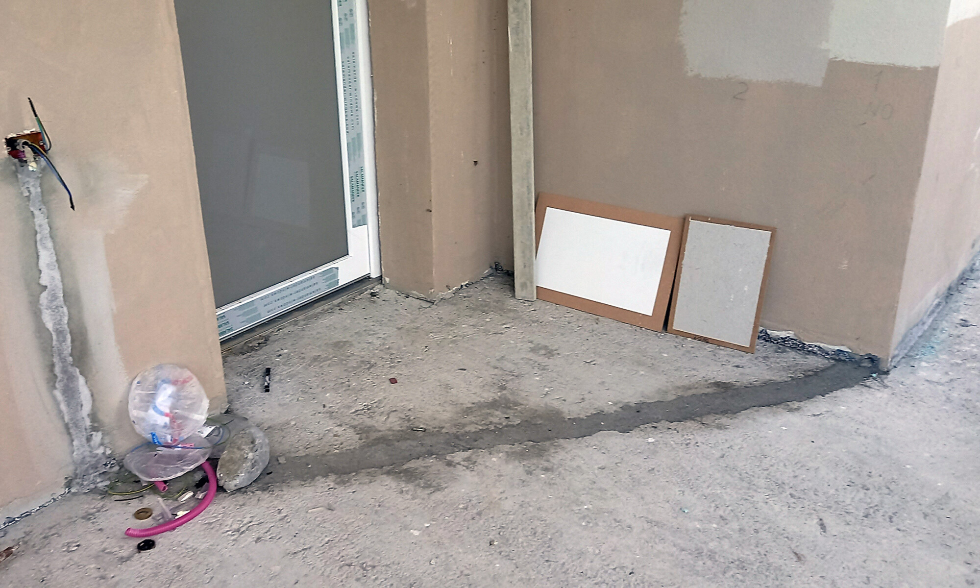 Illuminazione esterna, illuminazione facciata villa dopo aver realizzato il cappotto termico, passaggio tubi, interruttori, prese esterne, pulsante campanello.