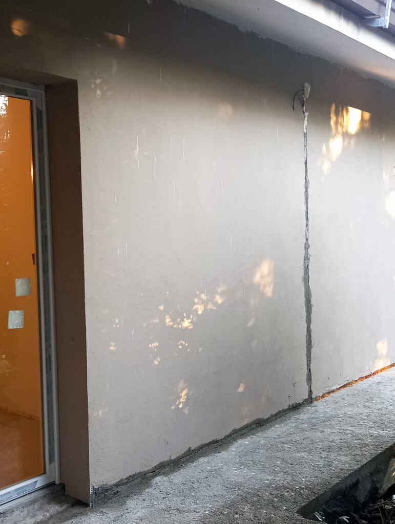 Illuminazione esterna, illuminazione facciata villa dopo realizzazione del cappotto termico, passaggio tubi, punto luce esterno, illuminazione estetica facciata villa. Illuminazione esterno casa.