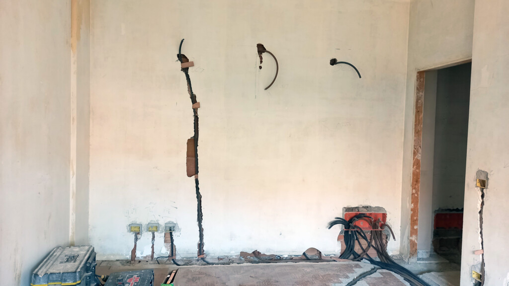 Impianto elettrico domotico Control Casa, Gallarate, tracce e cassetta di derivazione. Appartamento in ristrutturazione. Nuovo impianto elettrico.