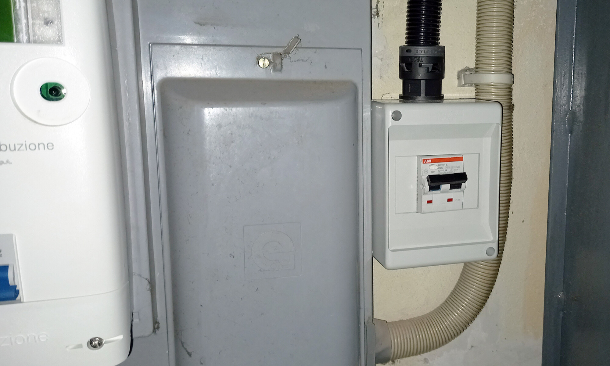 Installazione quadro di protezione generale a valle del contatore. Quadro di protezione post-contatore. Quadretto di protezione linea montante. Installazione quadro elettrico di derivazione e protezione linea utenza. Magnetotermico differenziale.