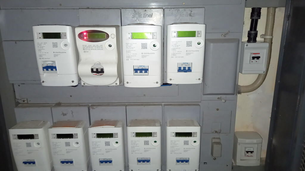 Vano contatori palazzina, contatore Enel. e Distribuzione. Installazione quadro di protezione generale a valle del contatore. Quadro di protezione post-contatore. Quadretto di protezione linea montante. Installazione quadro elettrico di derivazione e protezione linea utenza. Magnetotermico differenziale.