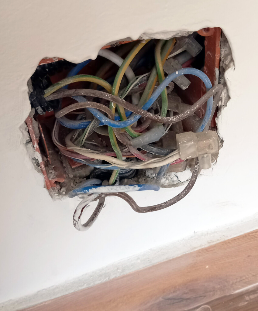 Riparazione impianto elettrico, cassetta di derivazione vecchia e disordinata