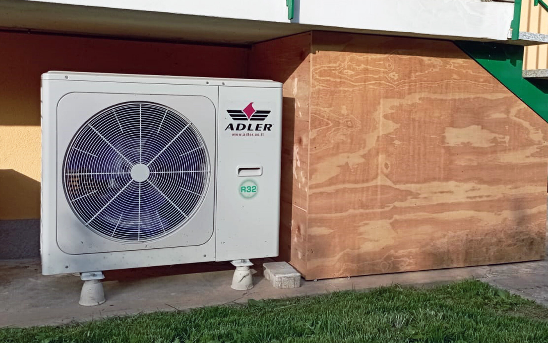 Sostituzione pompa di calore climatizzatore, Adler nuova. Sostituzione pompa di calore a Tradate. Collegamenti elettrici, alimentazione, abilitazione, selezione caldo/freddo.